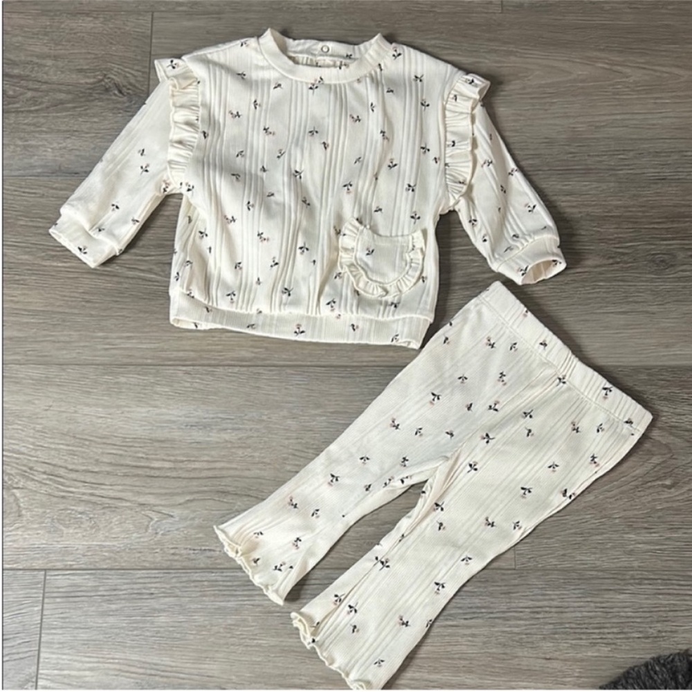 NWOT Grayson Mini Cream Ruffled Baby‎ Outfit with Floral Print Size 12 months